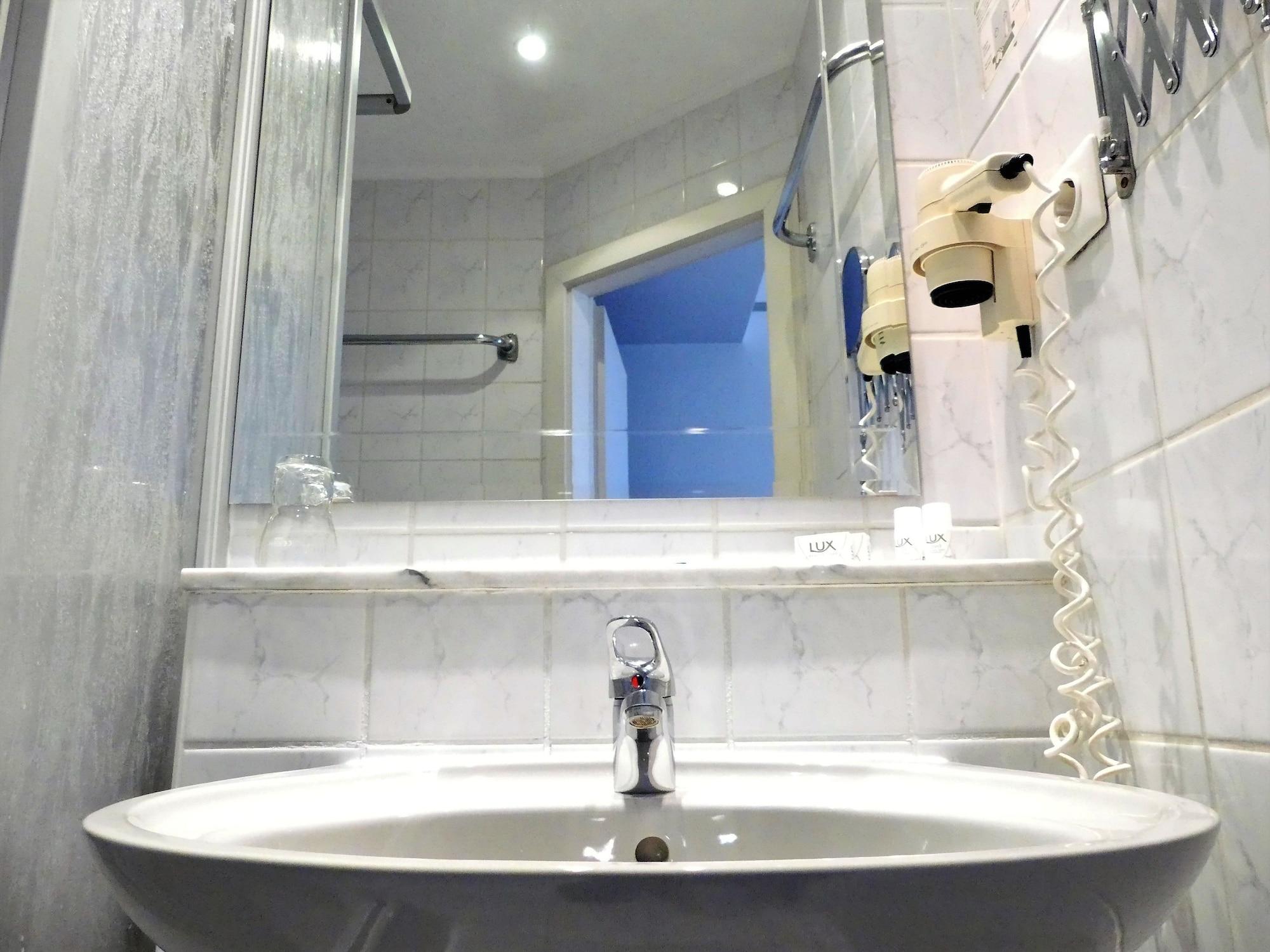 Hotel Kunibert Der Fiese Cologne Luaran gambar