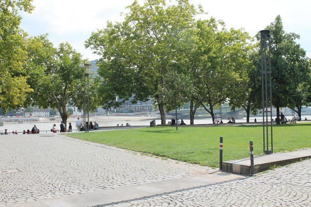 Hotel Kunibert Der Fiese Cologne Luaran gambar